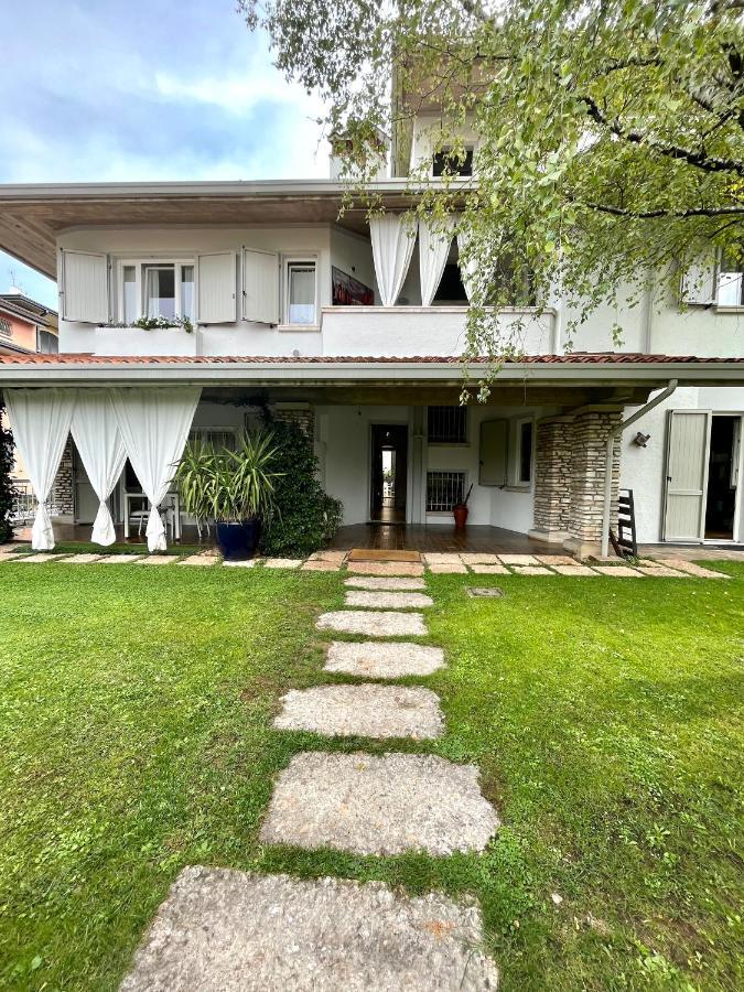 Your Familyapartment In Сірміоне Екстер'єр фото